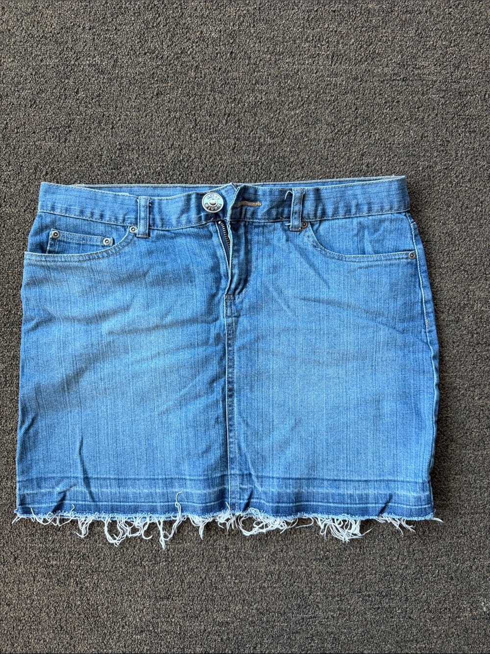 Daisy Fuentes Light Blue Denim Mini Skirt with Frayed Hem Size 8